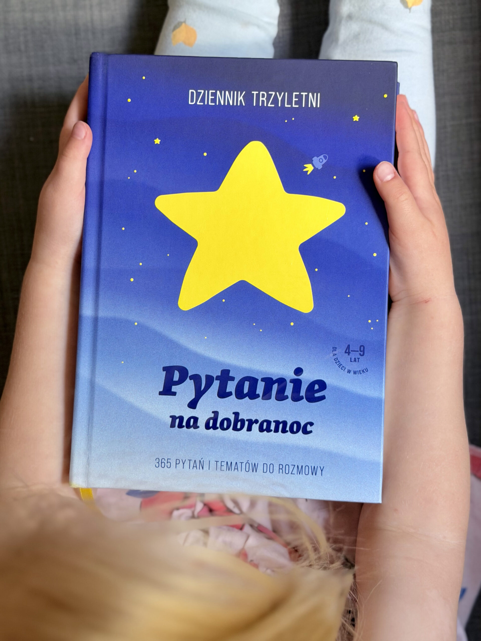 Dziecko trzyma dziennik Pytanie na dobranoc